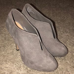 Apt. 9 Gray pumps, in good condition.